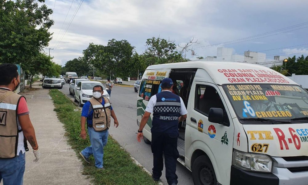 DETIENEN A CHOFER DE COMBI DE CANCÚN POR EXCEDER NÚMERO DE PASAJEROS