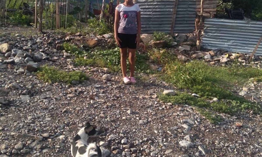 Adriana a las afueras de su casa. (Foto: Excelsior)